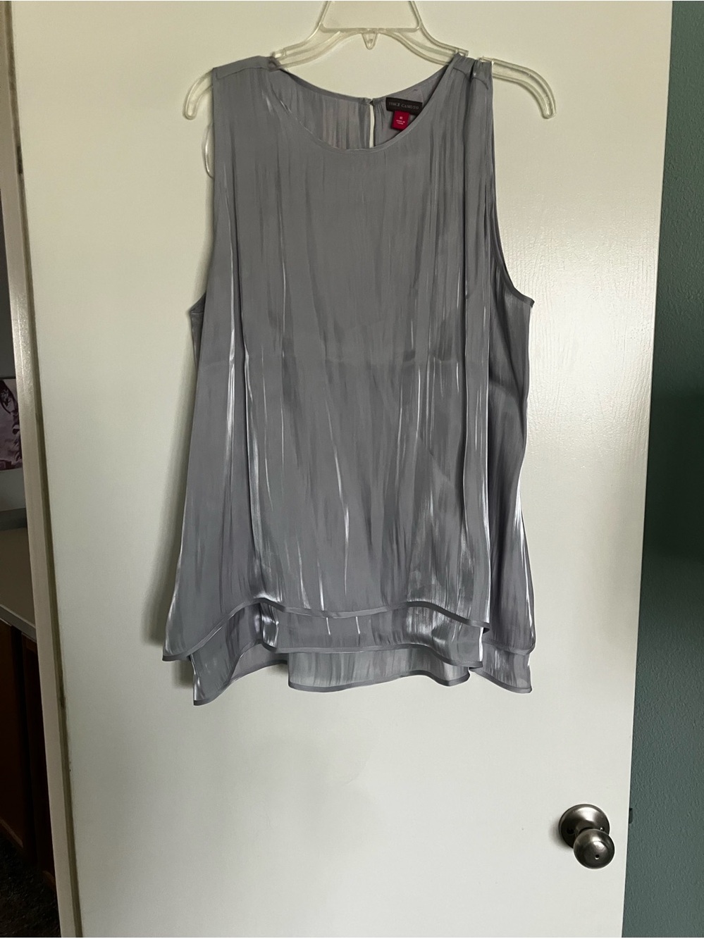 NWOT-Vince Camuto Silvery Gray Tiered Sleeveless Blouse XL Flowy High-Low Hem |